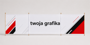 Parawan reklamowy z indywidualnym nadrukiem ustawiony na plaży. Trójpanelowa konstrukcja z drewnianymi kijkami i pełnokolorową grafiką.
