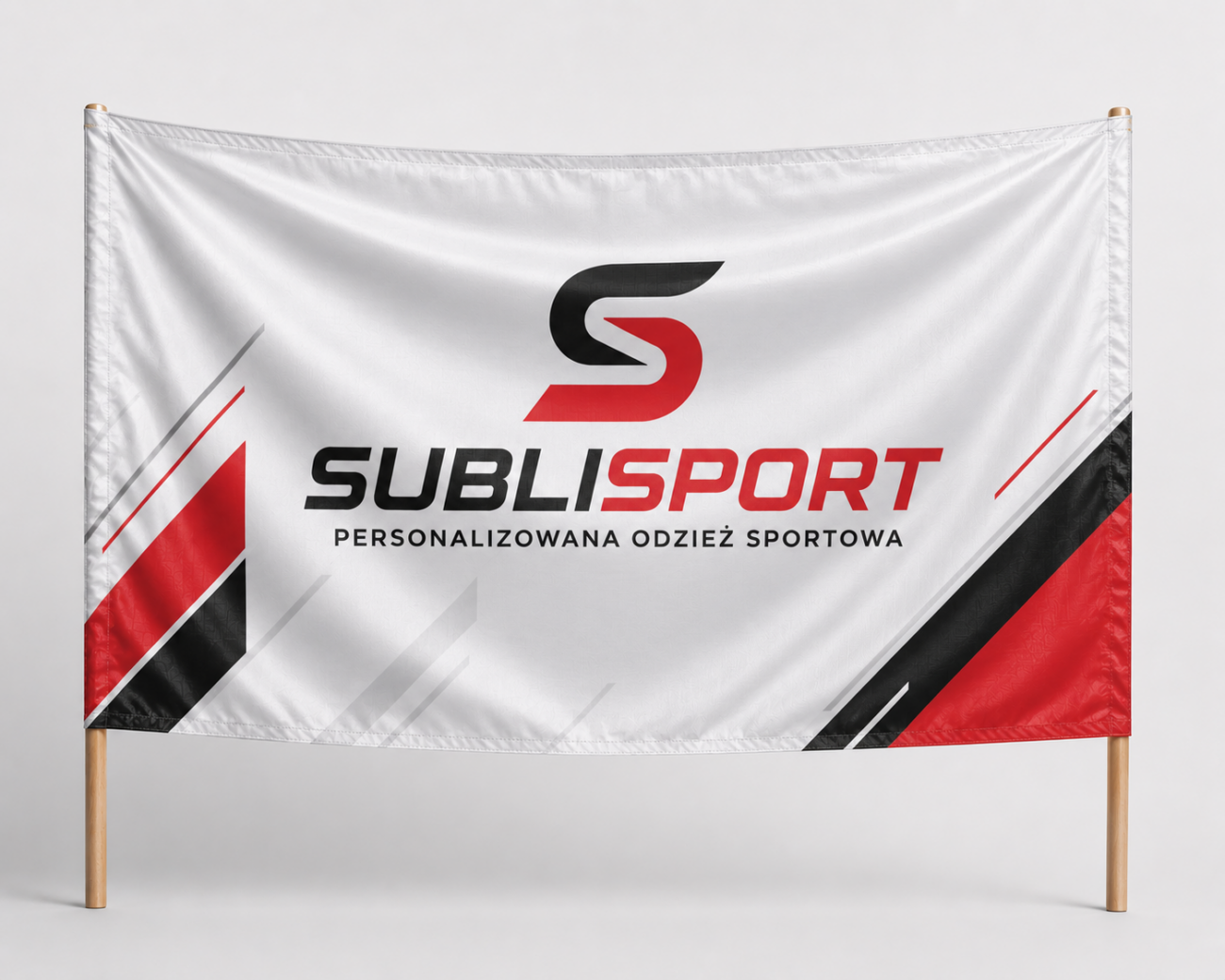Transparent reklamowy Sublisport z indywidualnym nadrukiem, drewnianymi kijkami i pełnokolorową grafiką. Idealny na eventy, marsze i promocję marki.